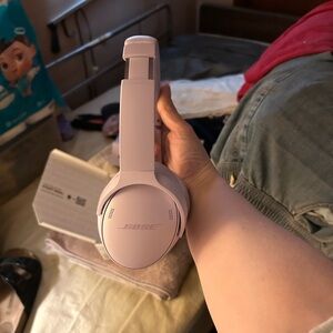 Lilac colored bose quiet comfort headphones & Black Protective Headphone Case
